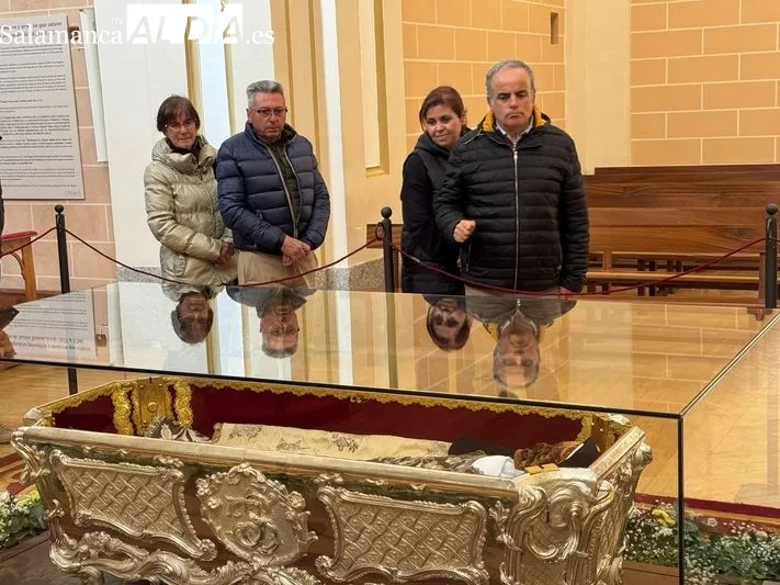 Foto 6 - El cuerpo de Santa Teresa ya puede venerarse en Alba de Tormes por primera vez en 111 a&ntilde;os