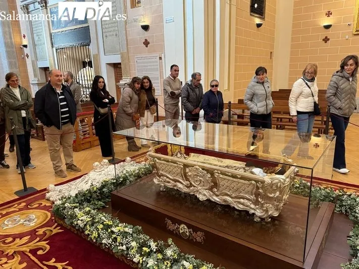 Foto 5 - El cuerpo de Santa Teresa ya puede venerarse en Alba de Tormes por primera vez en 111 a&ntilde;os