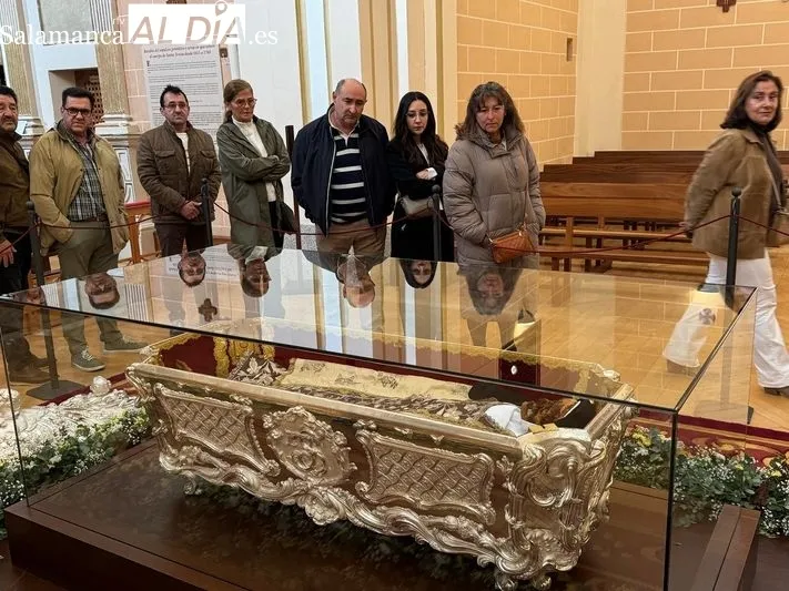 Foto 3 - El cuerpo de Santa Teresa ya puede venerarse en Alba de Tormes por primera vez en 111 a&ntilde;os