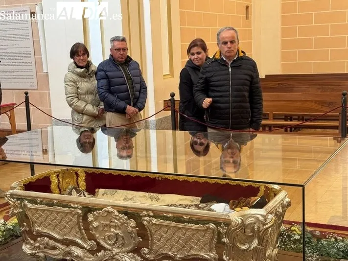 Foto 2 - El cuerpo de Santa Teresa ya puede venerarse en Alba de Tormes por primera vez en 111 a&ntilde;os