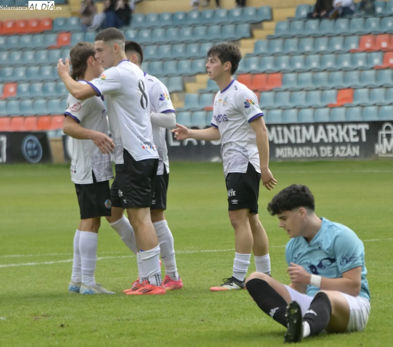 Foto 8 - FOTOS | El filial del Salamanca UDS gana antes del playoff en el Helm&aacute;ntico, el Ribert desciende a Provincial y el Helm&aacute;ntico sube