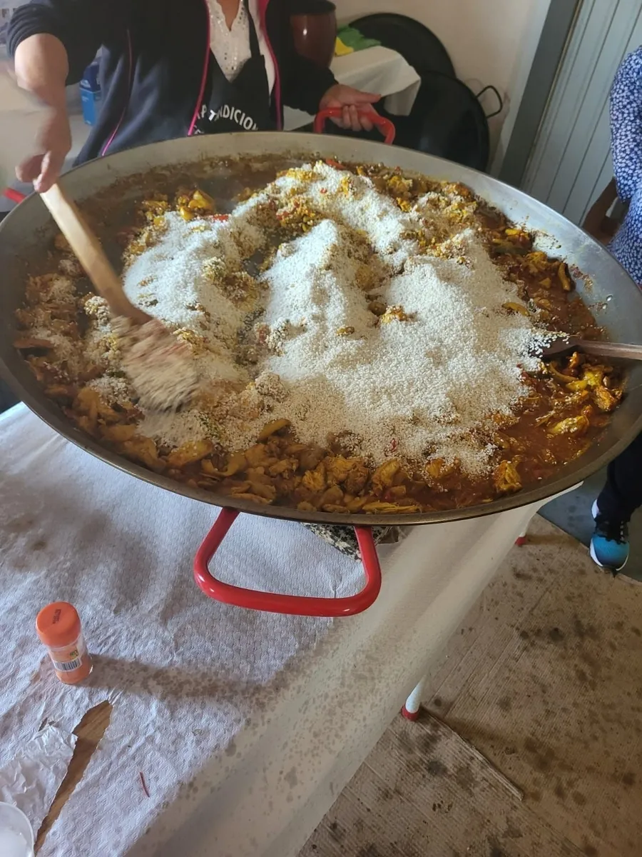Paella mixta, embutido y flan con contessa como preparativo para la llegada de San Antonio