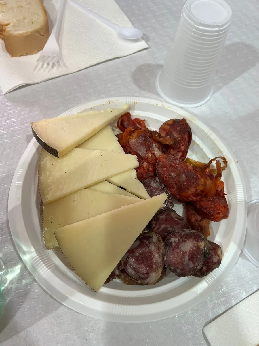 Paella mixta, embutido y flan con contessa como preparativo para la llegada de San Antonio