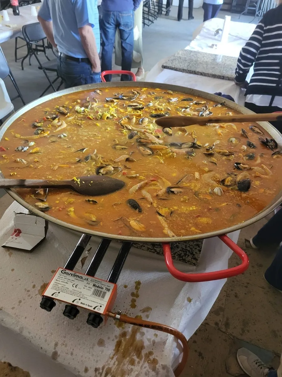 Paella mixta, embutido y flan con contessa como preparativo para la llegada de San Antonio