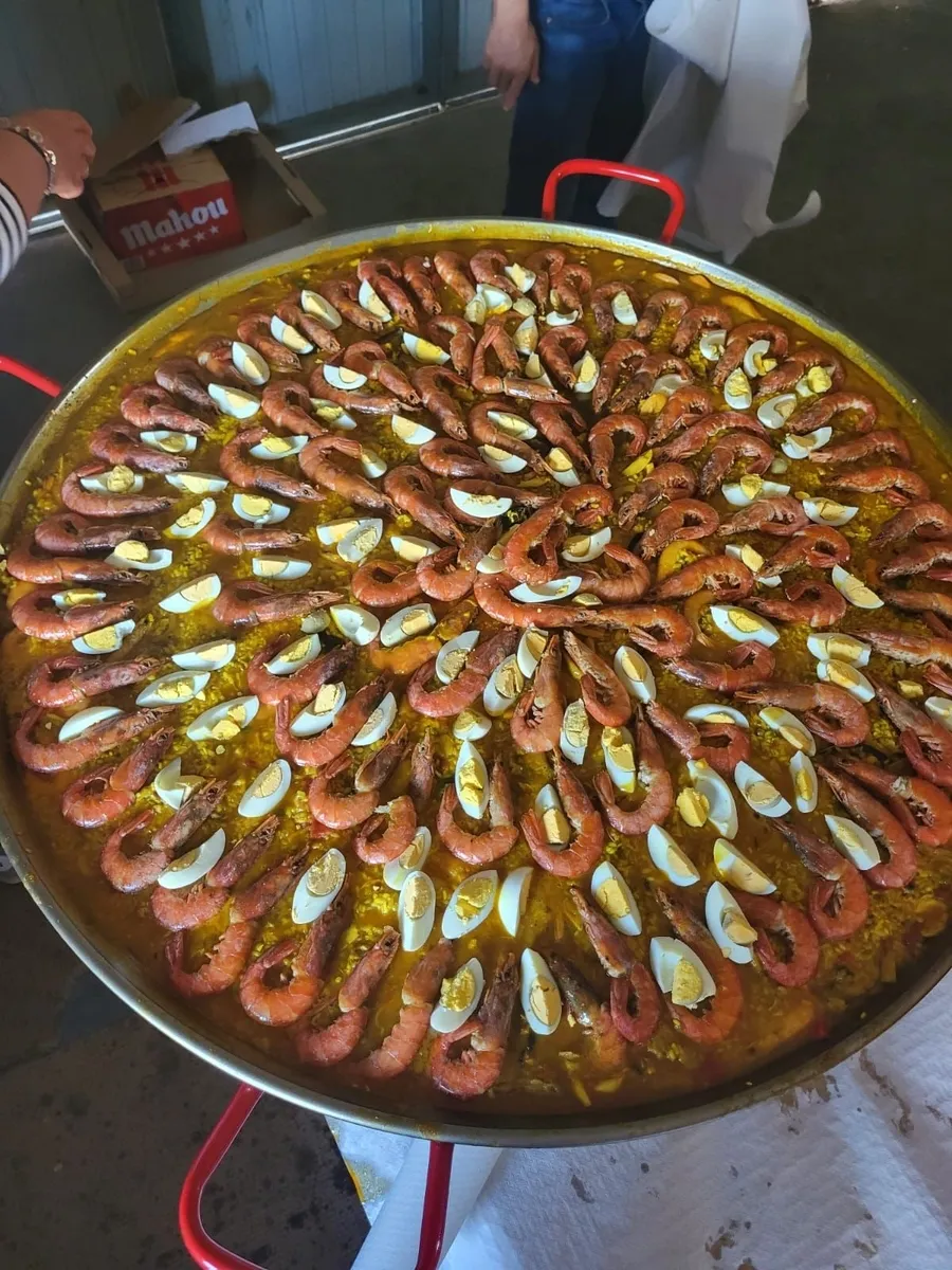 Paella mixta, embutido y flan con contessa como preparativo para la llegada de San Antonio