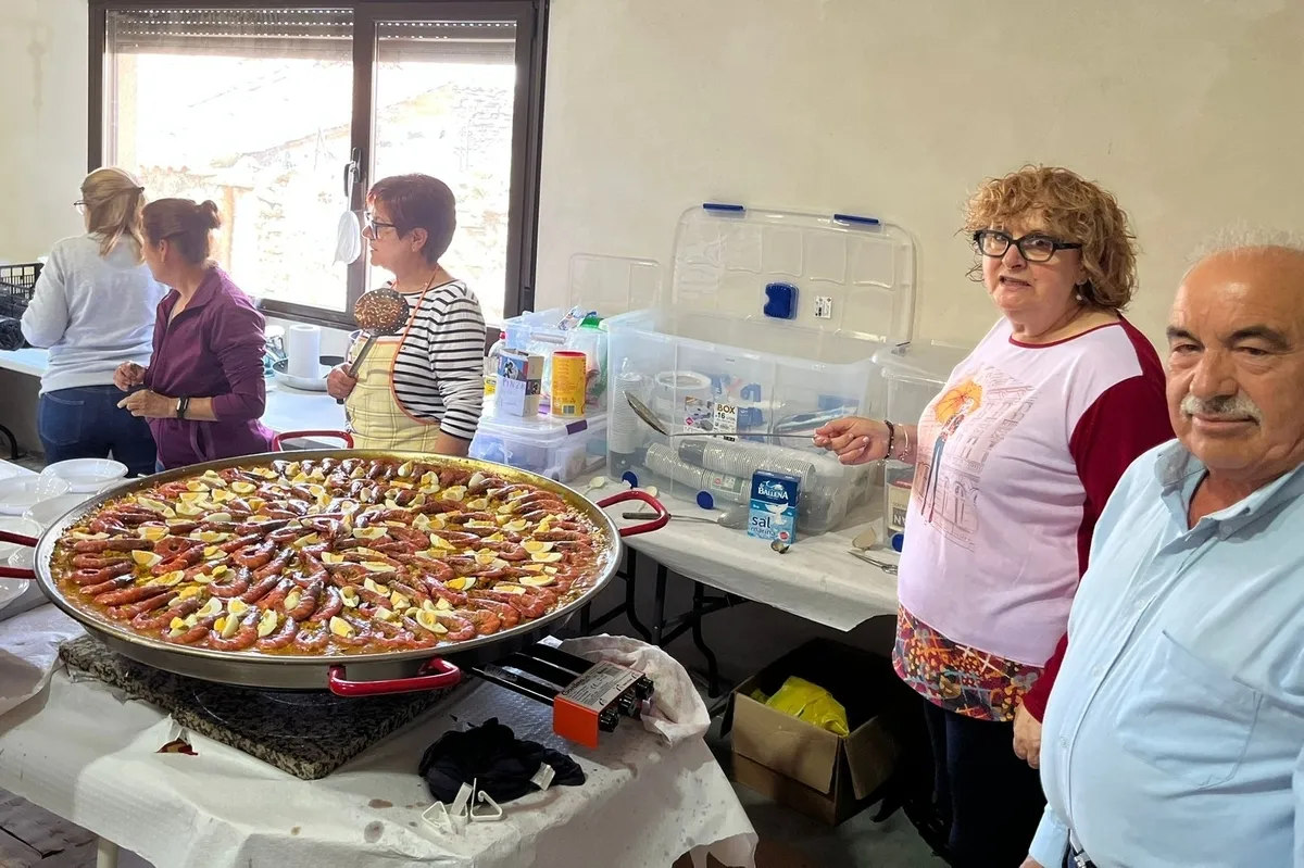 Paella mixta, embutido y flan con contessa como preparativo para la llegada de San Antonio