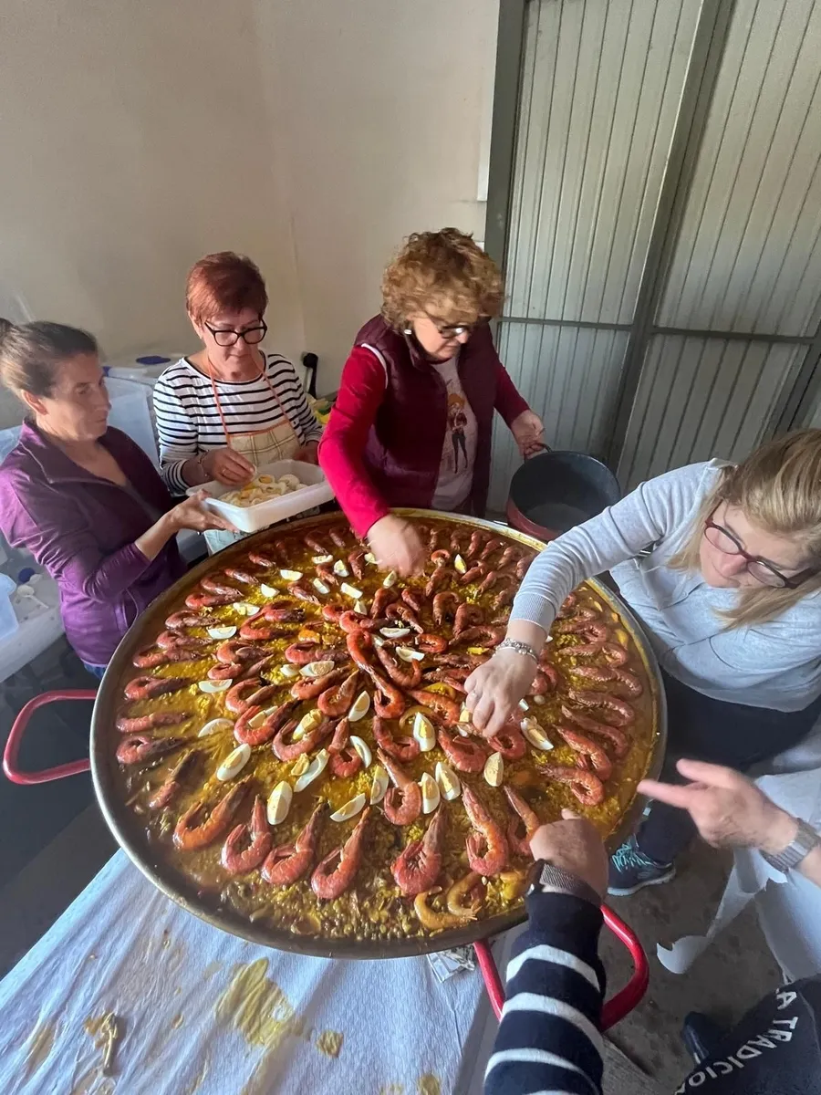 Paella mixta, embutido y flan con contessa como preparativo para la llegada de San Antonio