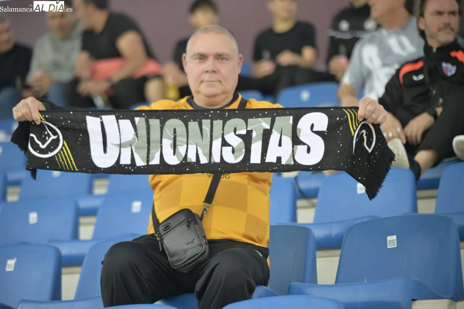 Foto 5 - &iexcl;Locura en el recibimiento al bus de Unionistas y ambientazo en el Reina Sof&iacute;a para lograr la salvaci&oacute;n en la pen&uacute;ltima jornada! (FOTOS)