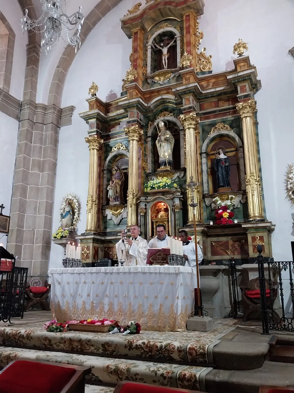 Foto 2 - El obispo Retana preside la festividad de Santa Rita en el convento de San Felices de los Gallegos