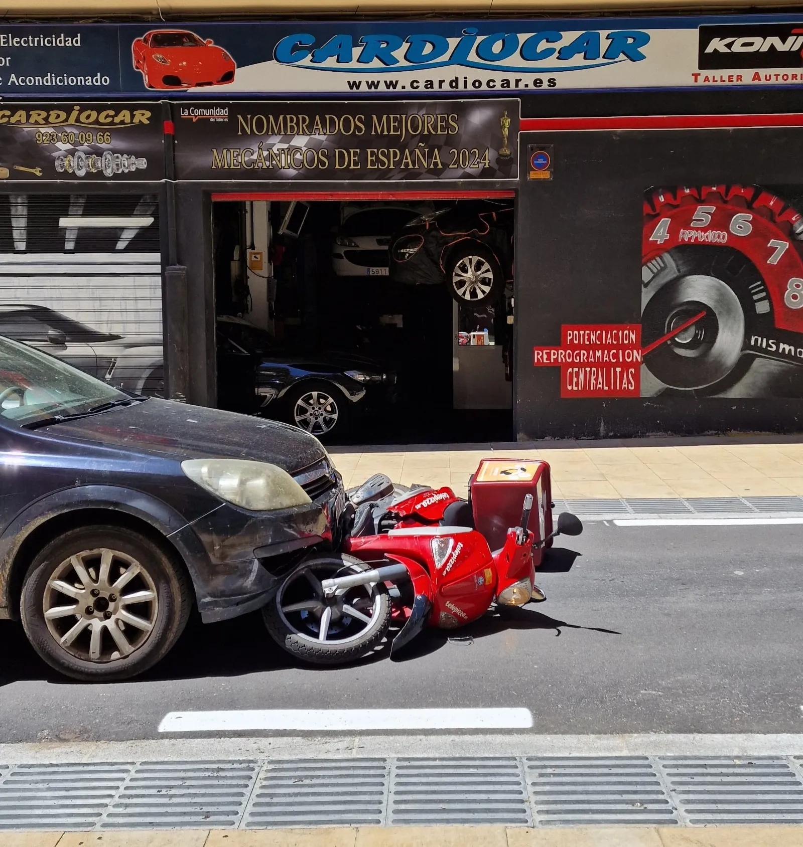 Una colisión entre una moto y un turismo moviliza a emergencias hasta la calle Fernando de Rojas