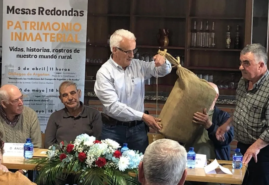 Foto 2 - Casi 40 personas evocan historias de contrabando y miner&iacute;a en Navasfr&iacute;as