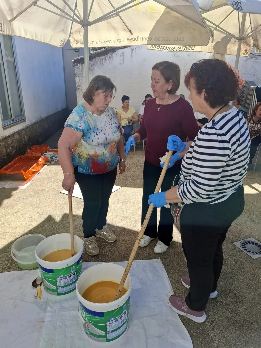 El taller de jabones artesanales se convirtió en todo un intercambio generacional de experiencias