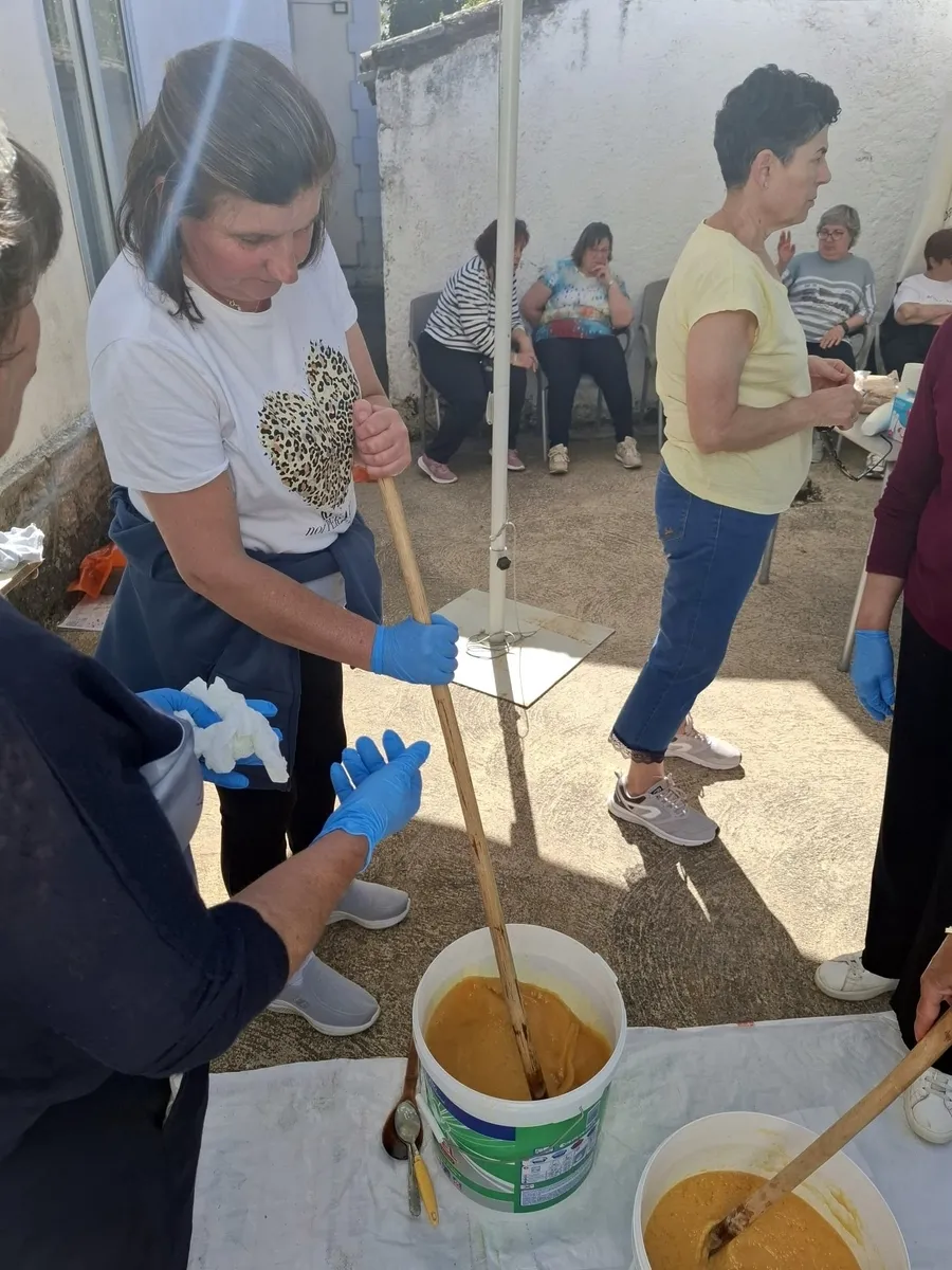 El taller de jabones artesanales se convirtió en todo un intercambio generacional de experiencias