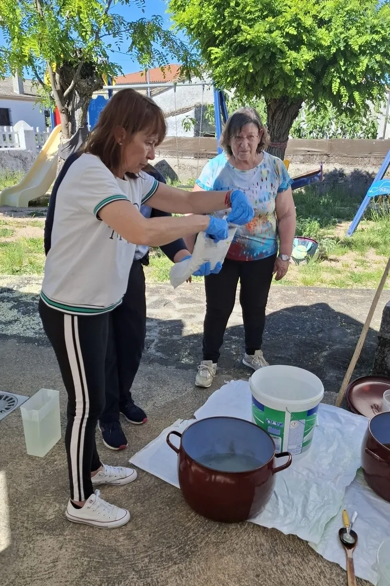El taller de jabones artesanales se convirtió en todo un intercambio generacional de experiencias