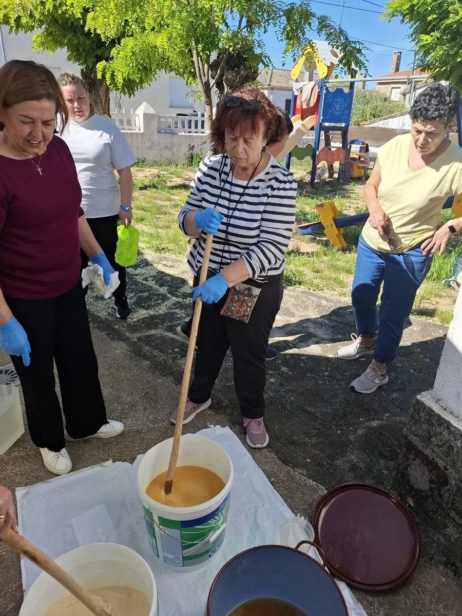 El taller de jabones artesanales se convirtió en todo un intercambio generacional de experiencias