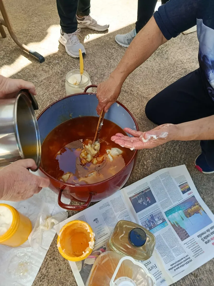 El taller de jabones artesanales se convirtió en todo un intercambio generacional de experiencias