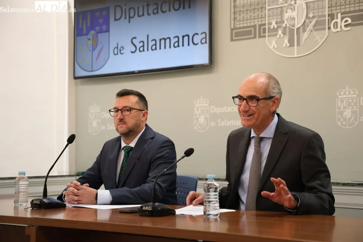 El presidente de la institución provincial, Javier Iglesias, junto al diputado de Asistencia a Municipios, Santiago Castañeda | FOTOS: David Sañudo 