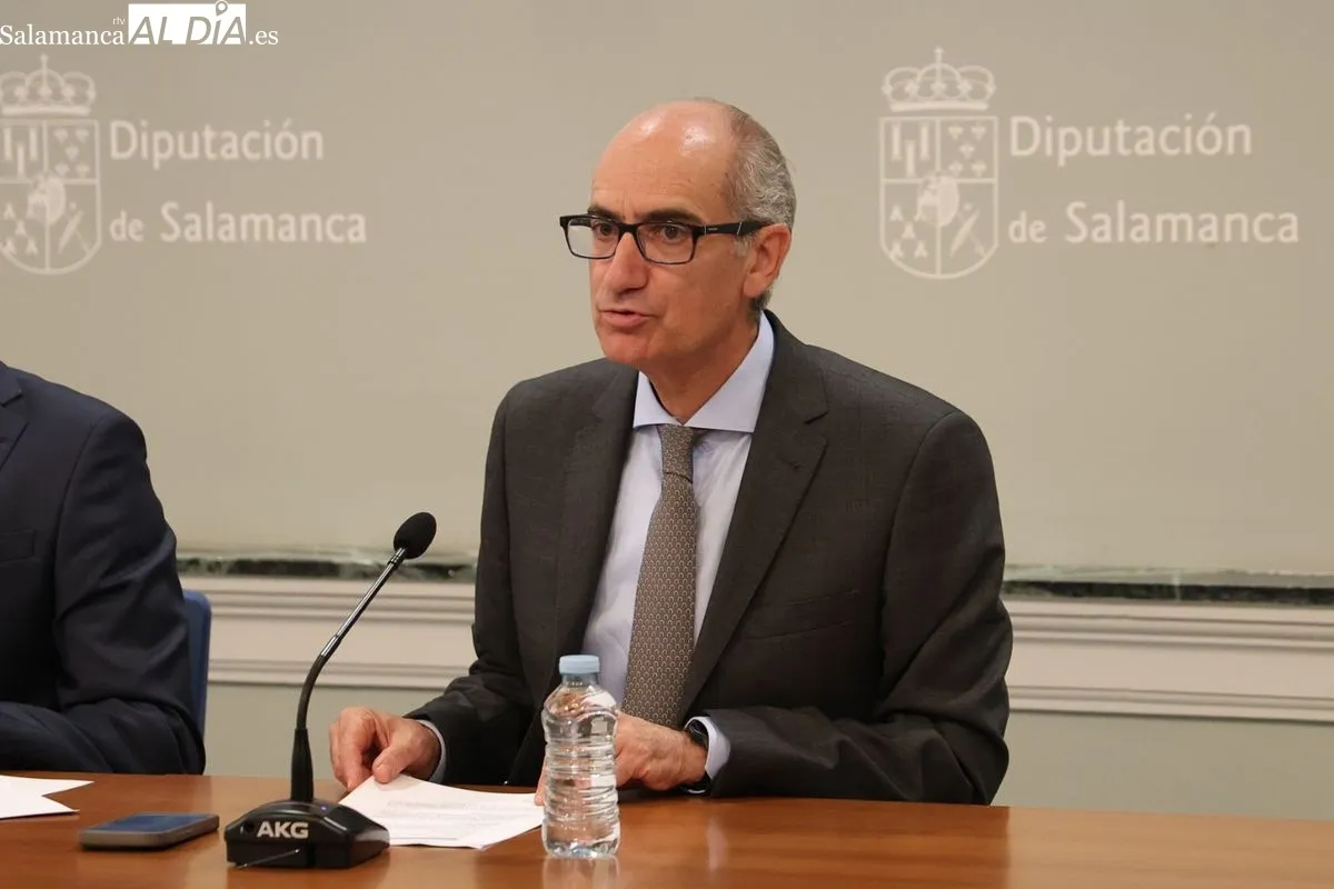 El presidente de la institución provincial, Javier Iglesias, junto al diputado de Asistencia a Municipios, Santiago Castañeda | FOTOS: David Sañudo 