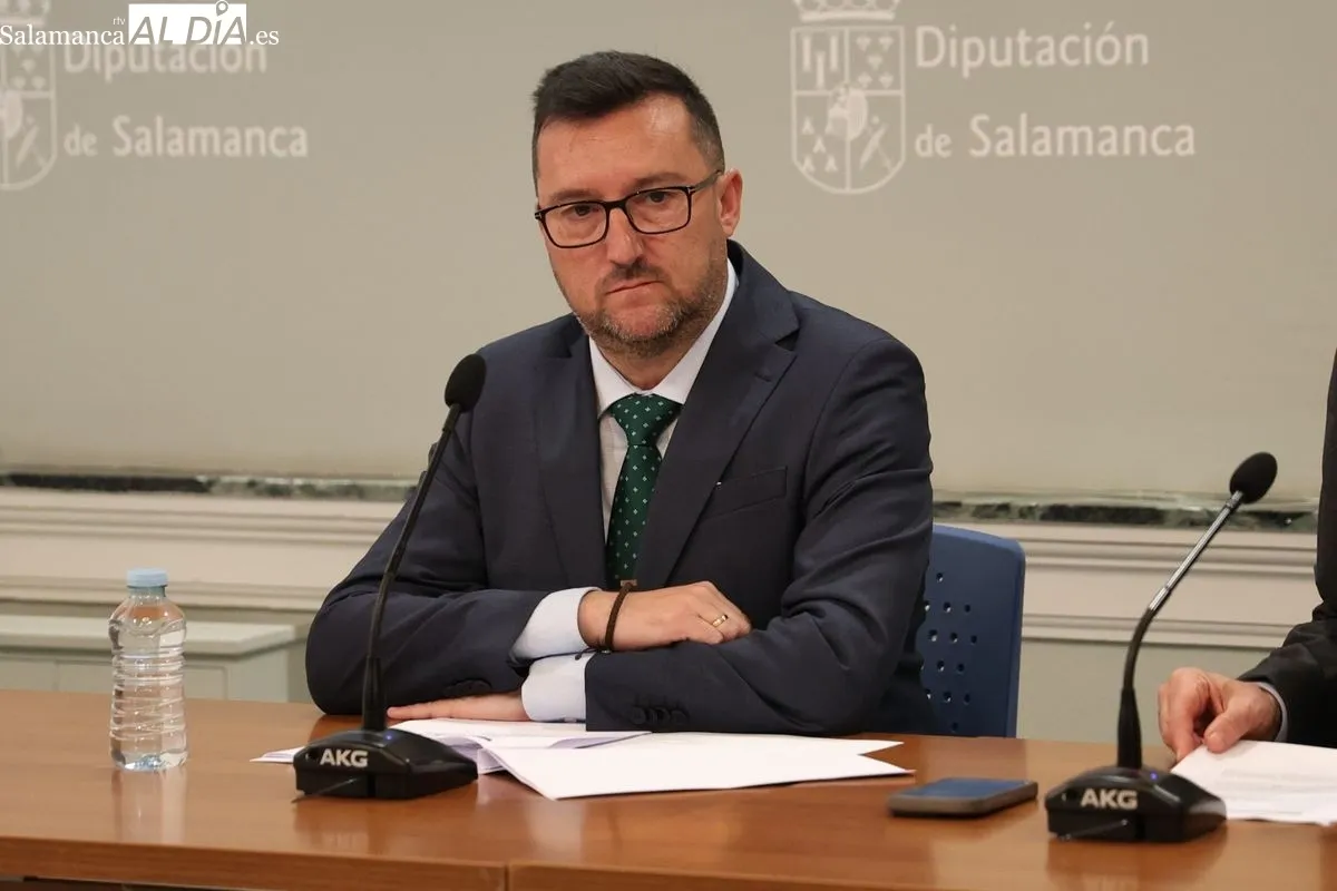 El presidente de la institución provincial, Javier Iglesias, junto al diputado de Asistencia a Municipios, Santiago Castañeda | FOTOS: David Sañudo 
