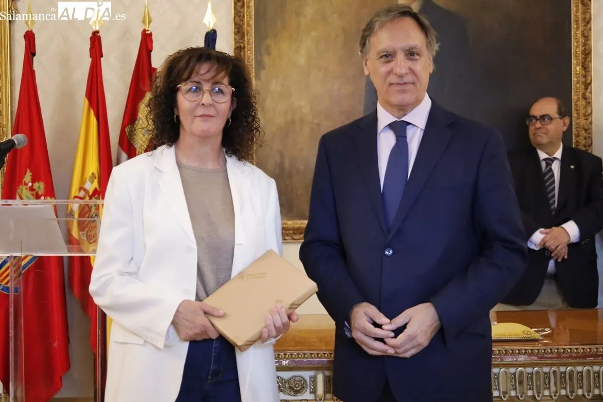 Foto 7 - Homenaje a los 39 funcionarios municipales jubilados en el &uacute;ltimo a&ntilde;o con motivo de la festividad de su patrona, Santa Rita
