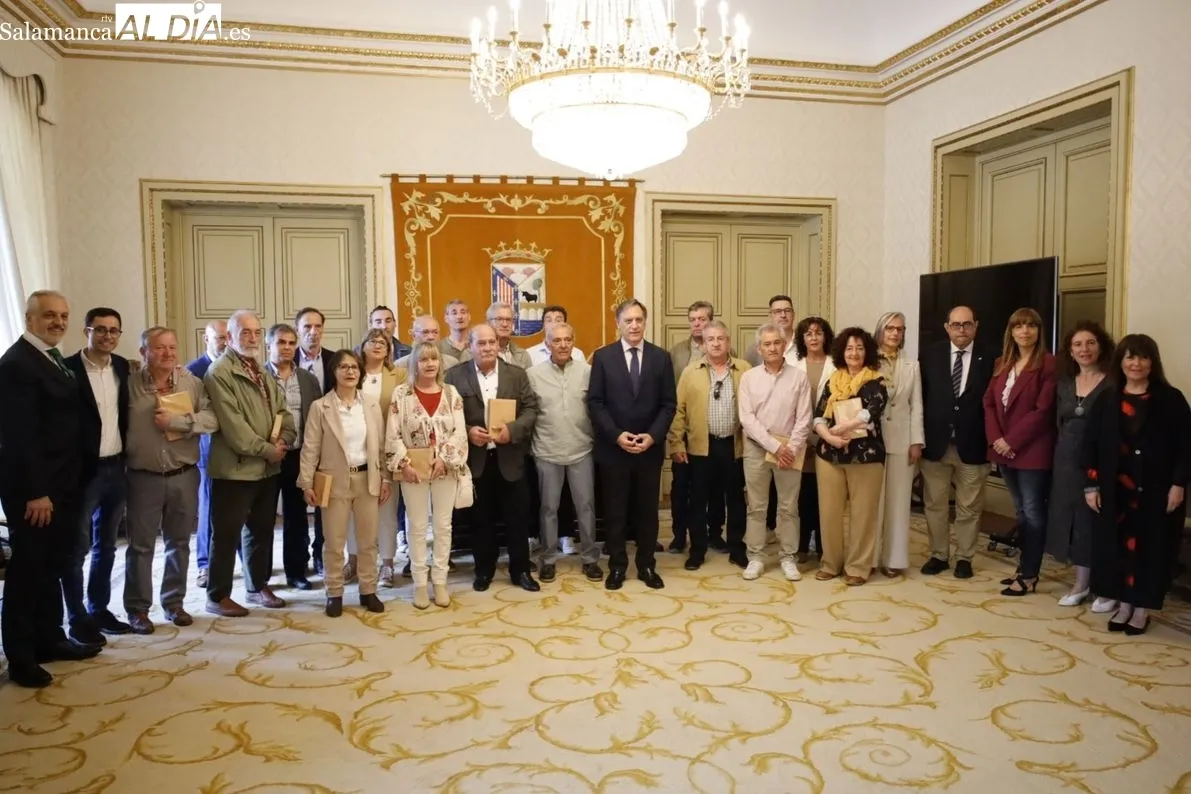 Foto 2 - Homenaje a los 39 funcionarios municipales jubilados en el &uacute;ltimo a&ntilde;o con motivo de la festividad de su patrona, Santa Rita