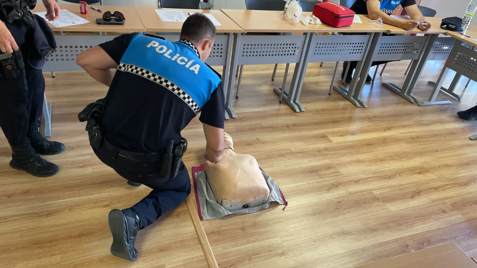 Foto 3 - Polic&iacute;a Local y t&eacute;cnicos municipales reciben formaci&oacute;n en Primeros auxilios, Reanimaci&oacute;n Cardiopulmonar y uso de Desfribiladores 