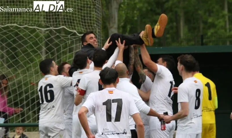 Foto 4 - El Alba de Tormes CF golea y sella su regreso a Primera Provincial como campe&oacute;n de liga