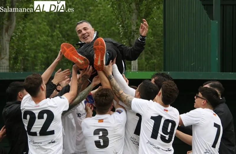 Foto 3 - El Alba de Tormes CF golea y sella su regreso a Primera Provincial como campe&oacute;n de liga