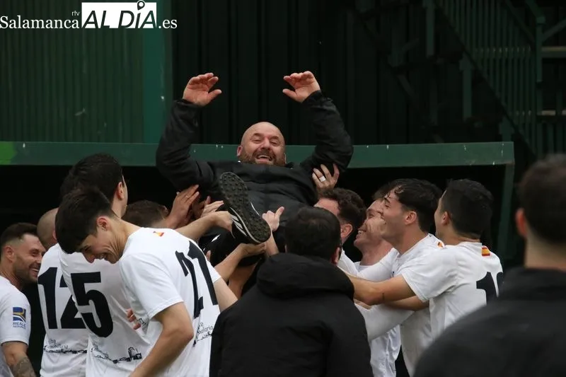 Foto 2 - El Alba de Tormes CF golea y sella su regreso a Primera Provincial como campe&oacute;n de liga