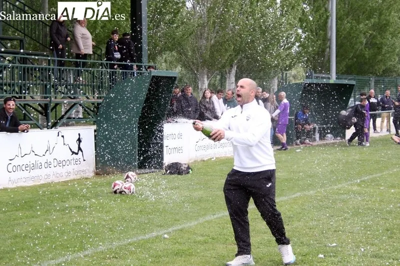 Foto 11 - El Alba de Tormes CF golea y sella su regreso a Primera Provincial como campe&oacute;n de liga