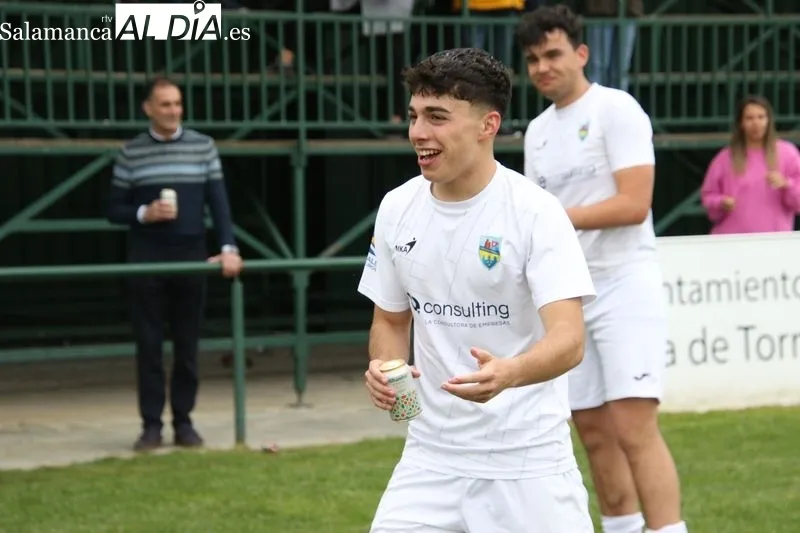 Foto 10 - El Alba de Tormes CF golea y sella su regreso a Primera Provincial como campe&oacute;n de liga