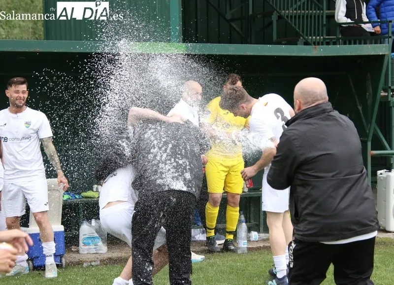 Foto 9 - El Alba de Tormes CF golea y sella su regreso a Primera Provincial como campe&oacute;n de liga