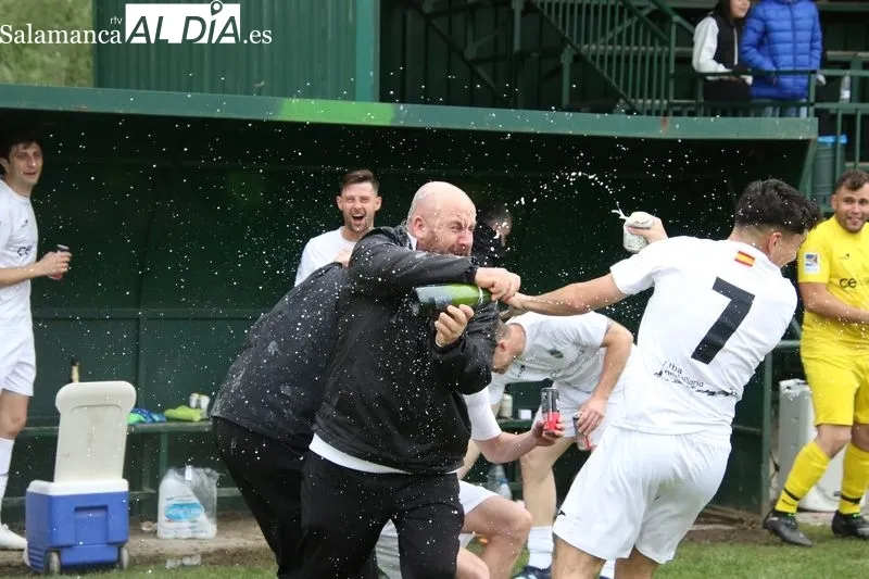 Foto 8 - El Alba de Tormes CF golea y sella su regreso a Primera Provincial como campe&oacute;n de liga