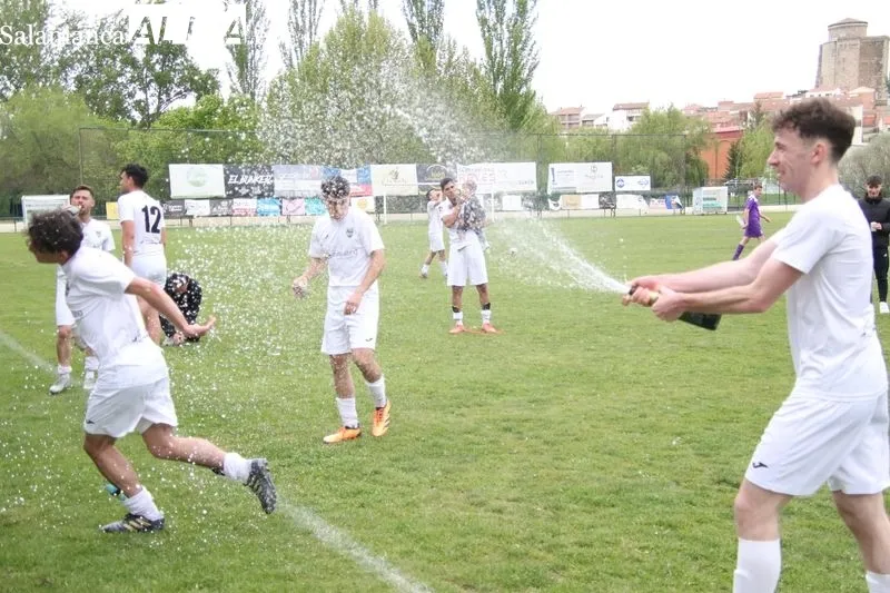 Foto 7 - El Alba de Tormes CF golea y sella su regreso a Primera Provincial como campe&oacute;n de liga
