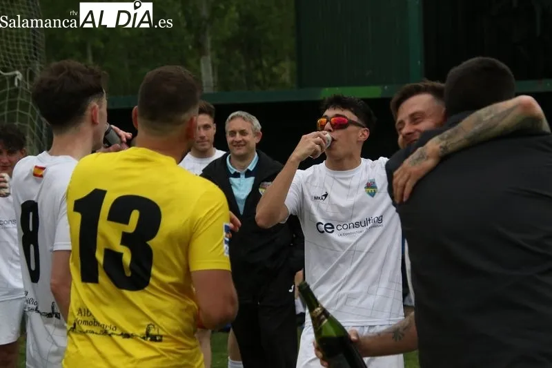 Foto 6 - El Alba de Tormes CF golea y sella su regreso a Primera Provincial como campe&oacute;n de liga