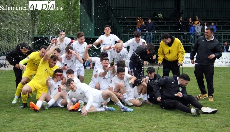 Foto 5 - El Alba de Tormes CF golea y sella su regreso a Primera Provincial como campe&oacute;n de liga