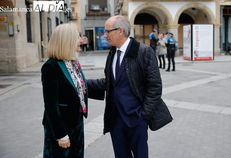 Foto 3 - Alba de Tormes congrega a autoridades civiles, eclesi&aacute;sticas y militares en el homenaje a Santa Teresa