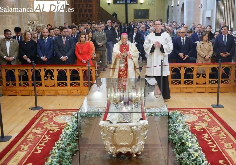 Foto 2 - Alba de Tormes congrega a autoridades civiles, eclesi&aacute;sticas y militares en el homenaje a Santa Teresa