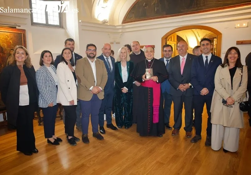 Foto 5 - Alba de Tormes congrega a autoridades civiles, eclesi&aacute;sticas y militares en el homenaje a Santa Teresa