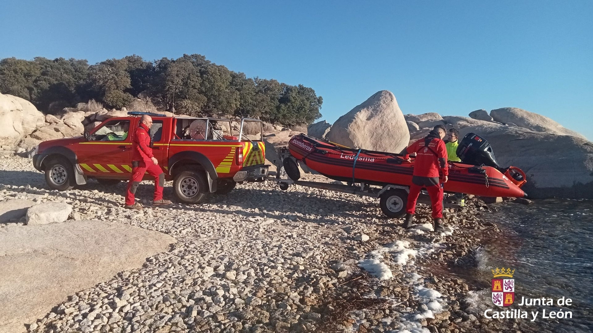 Foto de archivo | Bomberos del Parque de Ledesma en las tareas de búsqueda en la presa de Almendra / JCyL