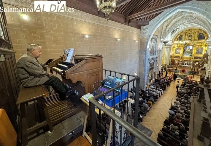 Foto 2 - Tiene 88 a&ntilde;os y un don que le hace llorar de emoci&oacute;n: la historia del organista Cervino