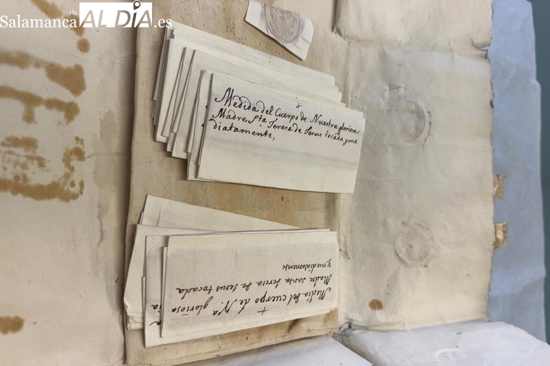 Descubren reliquias textiles de Santa Teresa de Jesús en el Palacio Real de Madrid