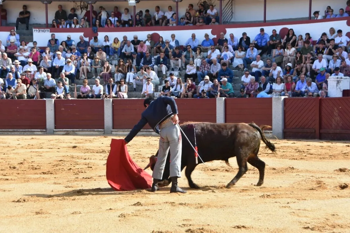 Clase práctica en homenaje al 40° aniversario de la Escuela Taurina de Salamanca en la plaza de toros de Guijuelo