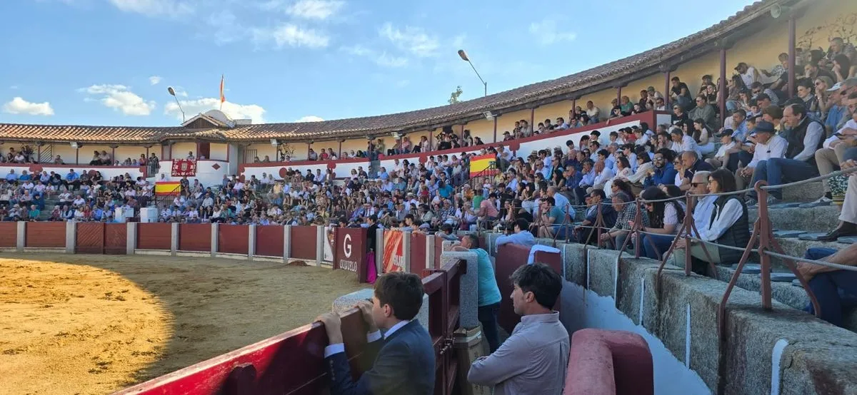Clase práctica en homenaje al 40° aniversario de la Escuela Taurina de Salamanca en la plaza de toros de Guijuelo
