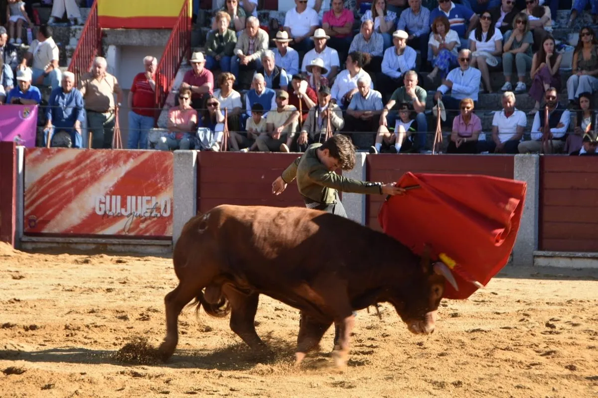 Clase práctica en homenaje al 40° aniversario de la Escuela Taurina de Salamanca en la plaza de toros de Guijuelo