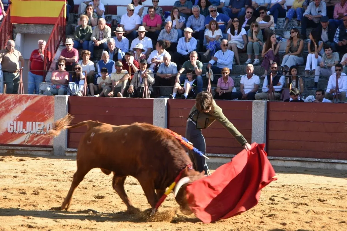 Clase práctica en homenaje al 40° aniversario de la Escuela Taurina de Salamanca en la plaza de toros de Guijuelo