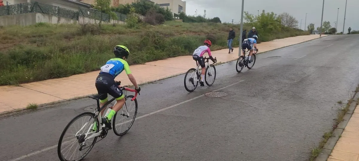 Corredores de la Escuela de Ciclismo Salmantina en el VIII Trofeo Villa de Guijuelo