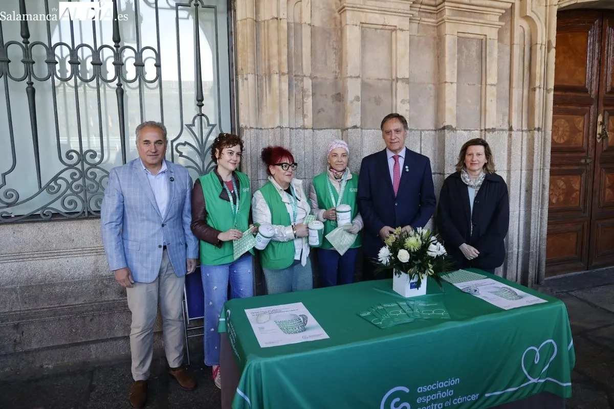 Ángel Losada Vázquez, presidente de la Asociación Española Contra el Cáncer en Salamanca, junto a voluntarias y Carlos García Carbayo, alcalde de Salamanca. Foto de David Sañudo