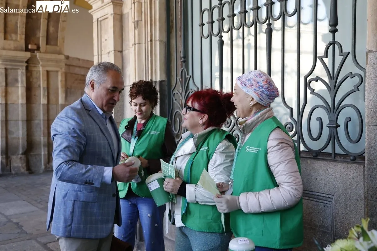 Voluntarias de la AECC en la mesa instalada en la Plaza Mayor de Salamanca. Foto de David Sañudo
