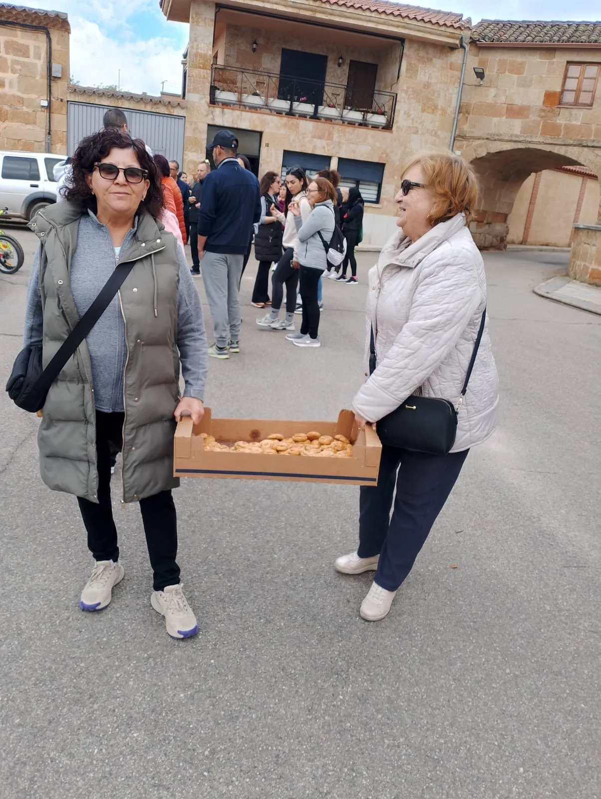 Foto 6 - Las Villas se vuelcan en su tradicional Marcha Solidaria y la gran comida de hermandad en apoyo a proyectos humanitarios